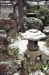 燈籠に雪