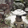 燈籠に雪