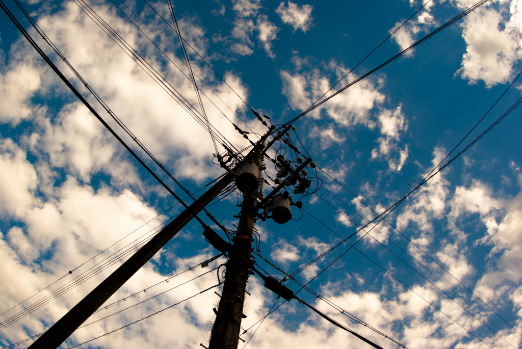 秋空と電柱