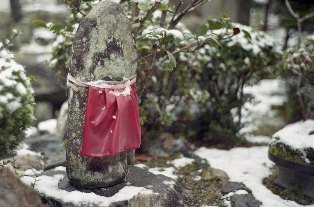 地蔵に雪
