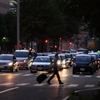 横断歩道を渡る人