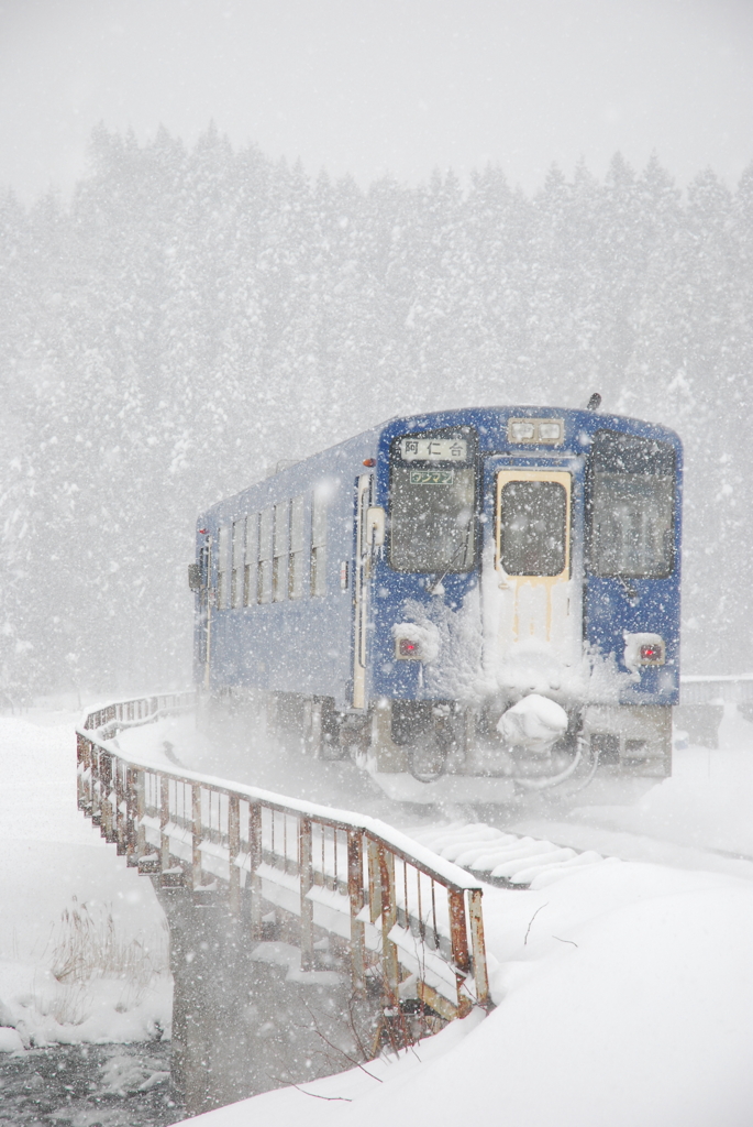 吹雪の中を
