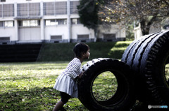 タイヤを押す少女