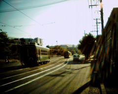 朝陽に輝く電車道