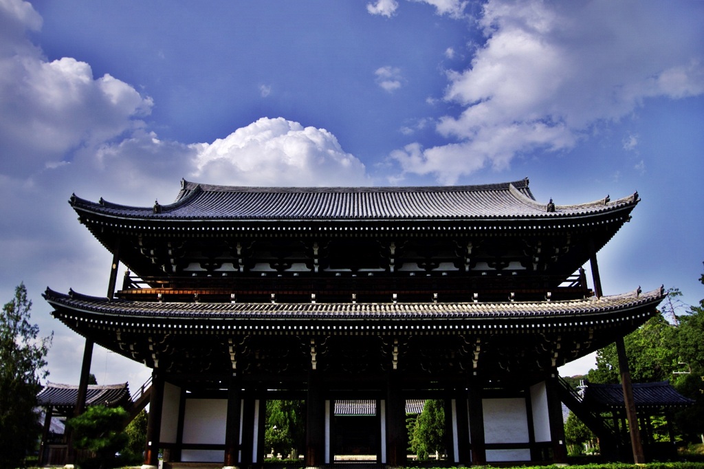雲と山門