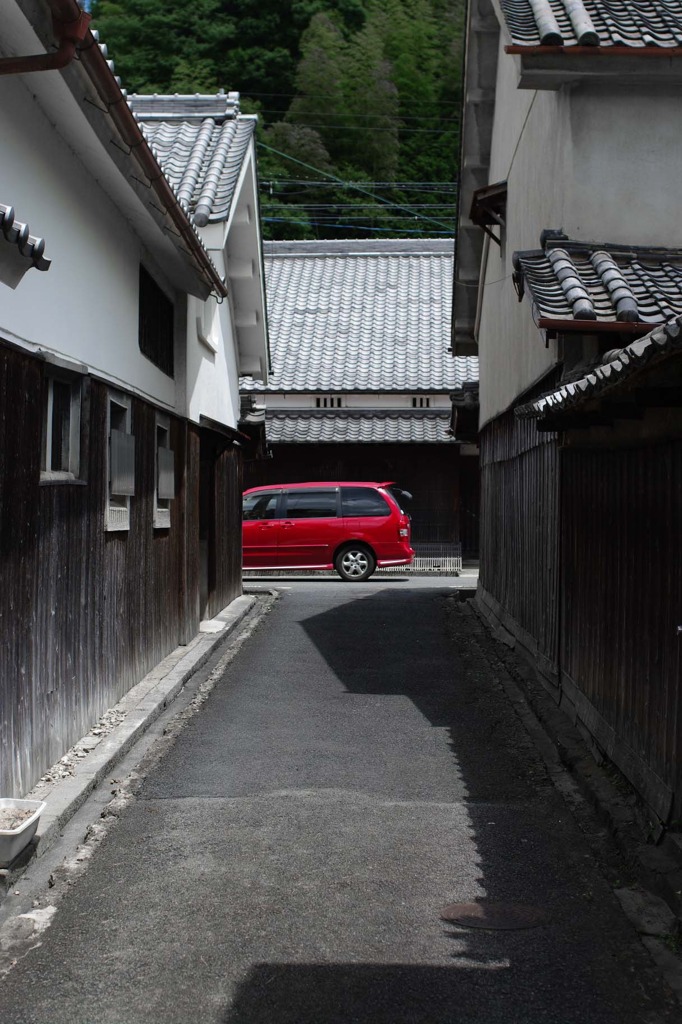 城下町と赤い車