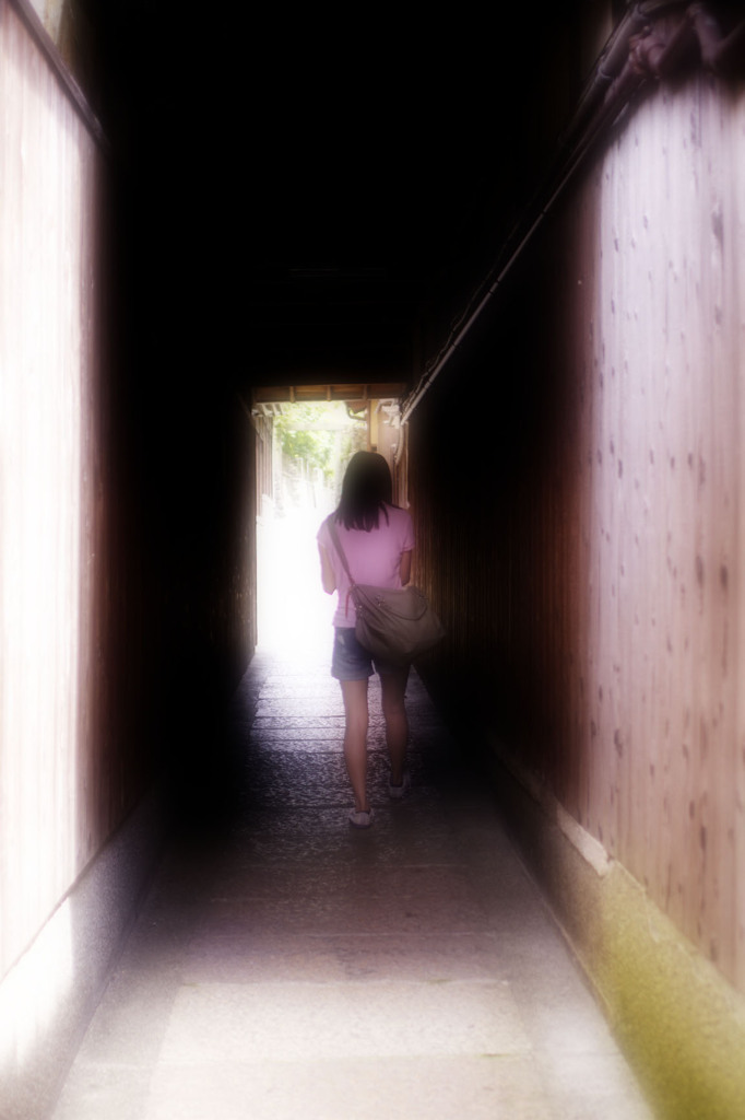 路地と少女