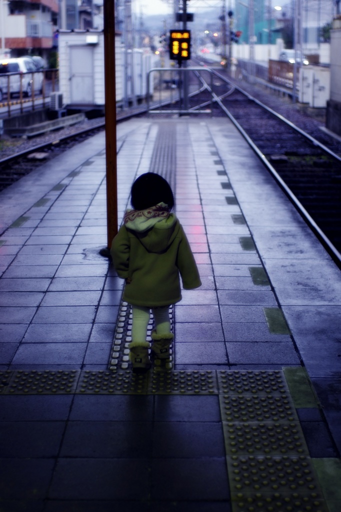 暮れゆく駅