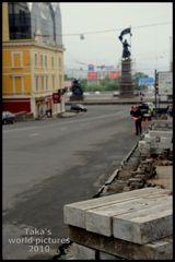 道路の先に像が。
