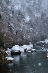 厳冬の渓流