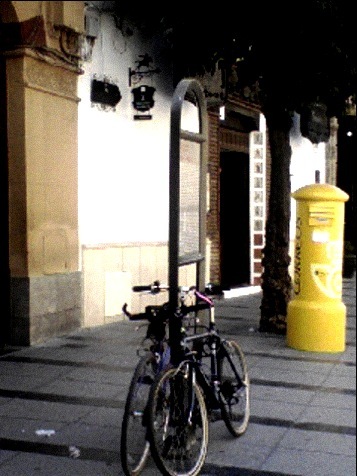 ポストと自転車