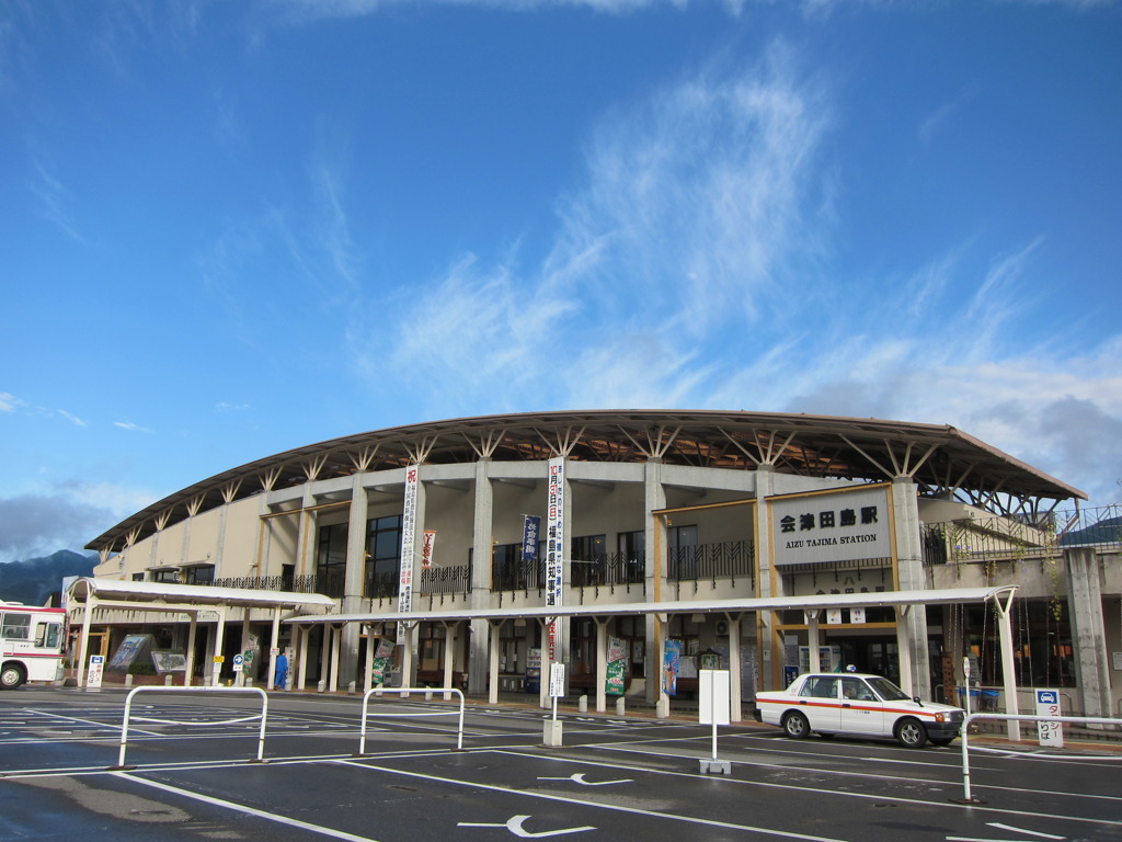 透き通る青い空と駅舎