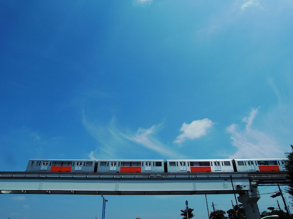 夏の空とモノレール