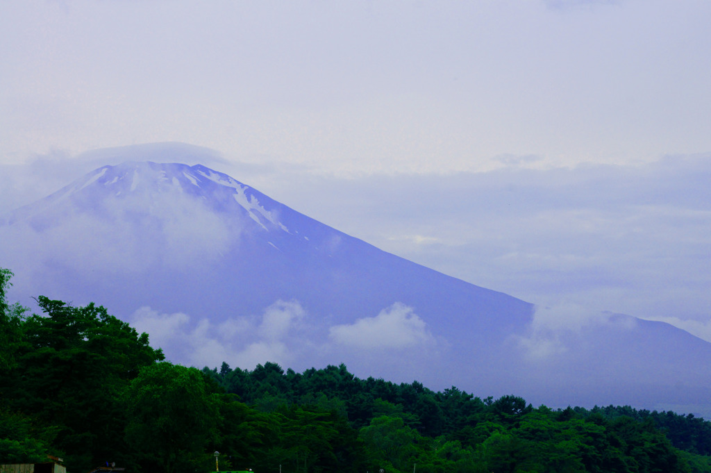 曇り空の富士山