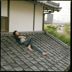 屋根で寝てる友人