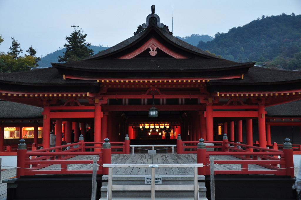 厳島神社本殿.
