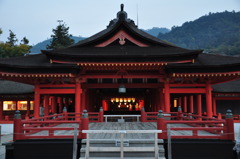 厳島神社本殿.