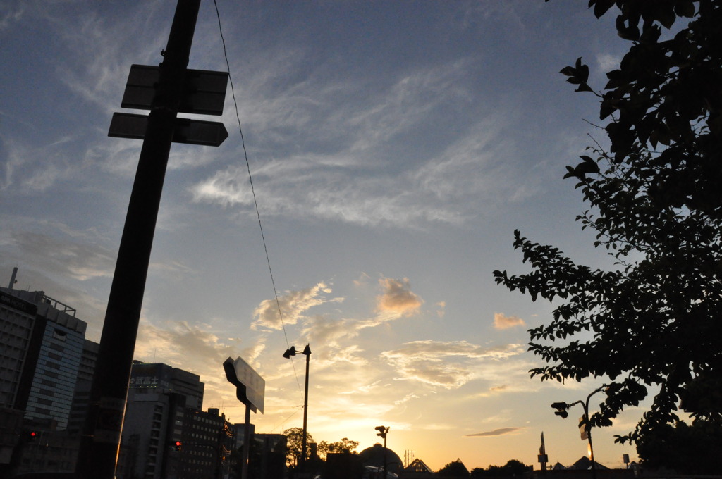 茜色の夕日。