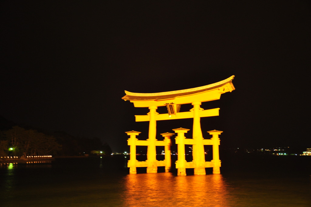 秋夜の大鳥居