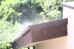屋根に打ち水