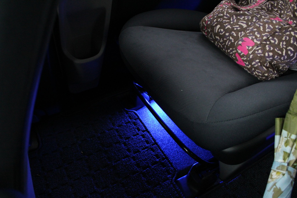 ホンダ フリード 足元LED