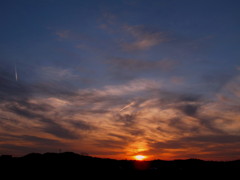 夕日と飛行機雲