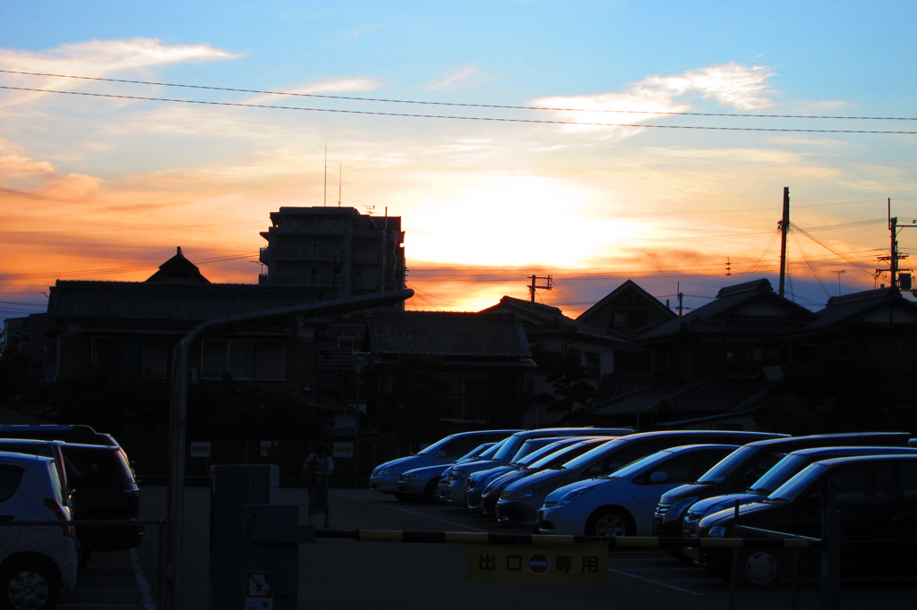 夕暮れの駐車場