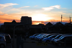 夕暮れの駐車場