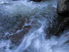 渦巻く白い水泡