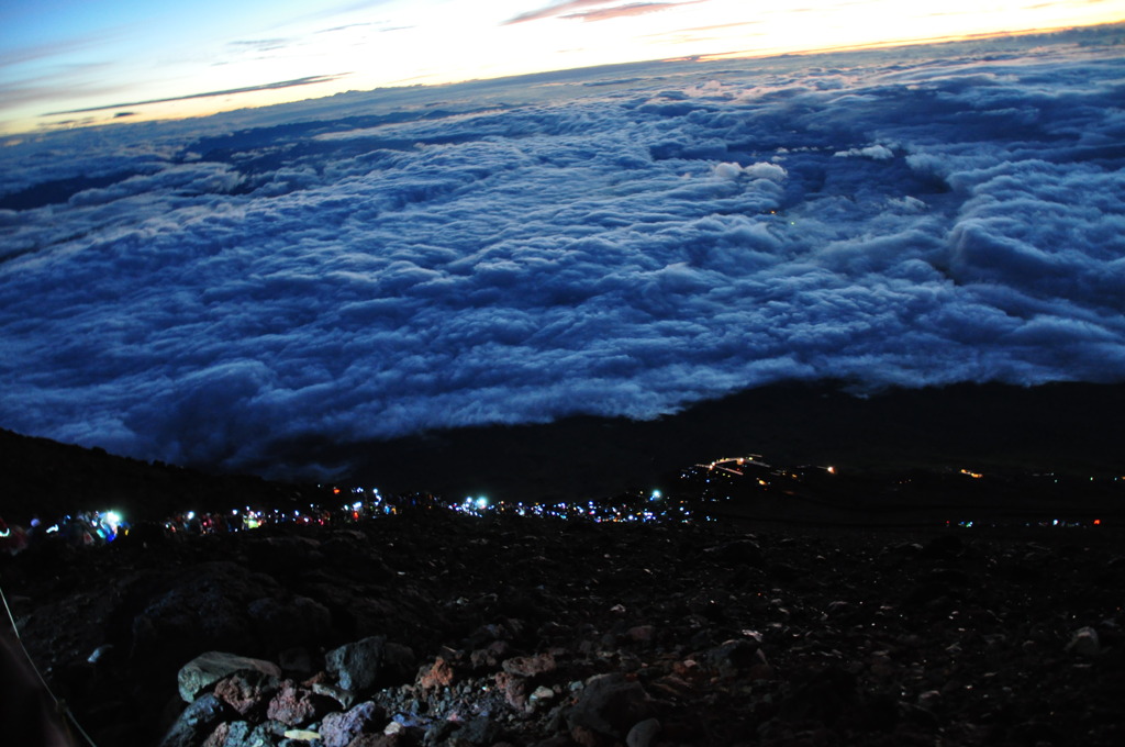 頂上を目指す登山者
