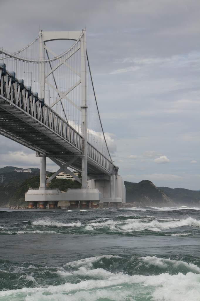 鳴門の荒波