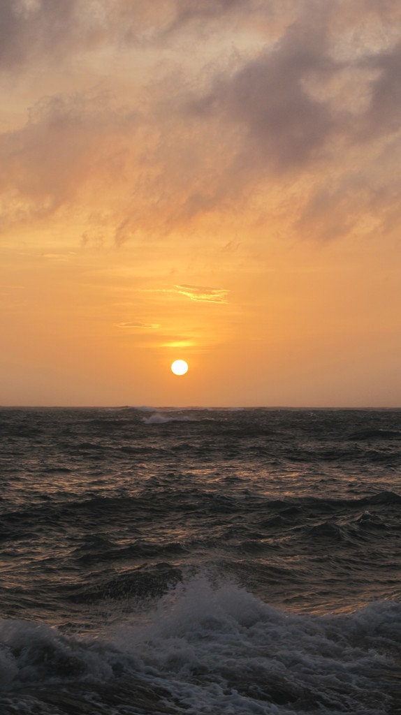 台風前の夕日