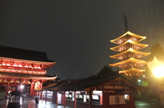 雨の浅草寺