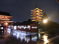 雨の浅草寺