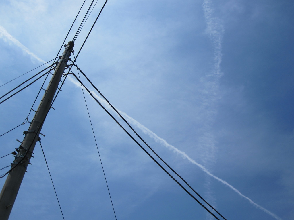 電柱と飛行機雲