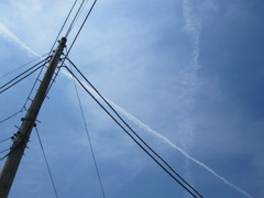電柱と飛行機雲