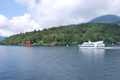 遊覧船と平和の鳥居