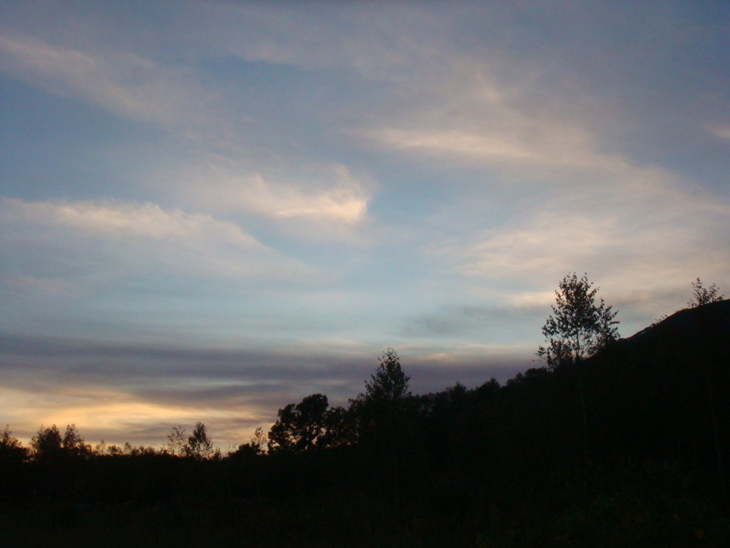 山と影と夕暮れと