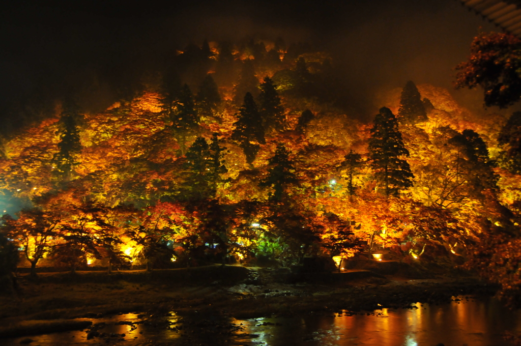 紅葉に燃える山