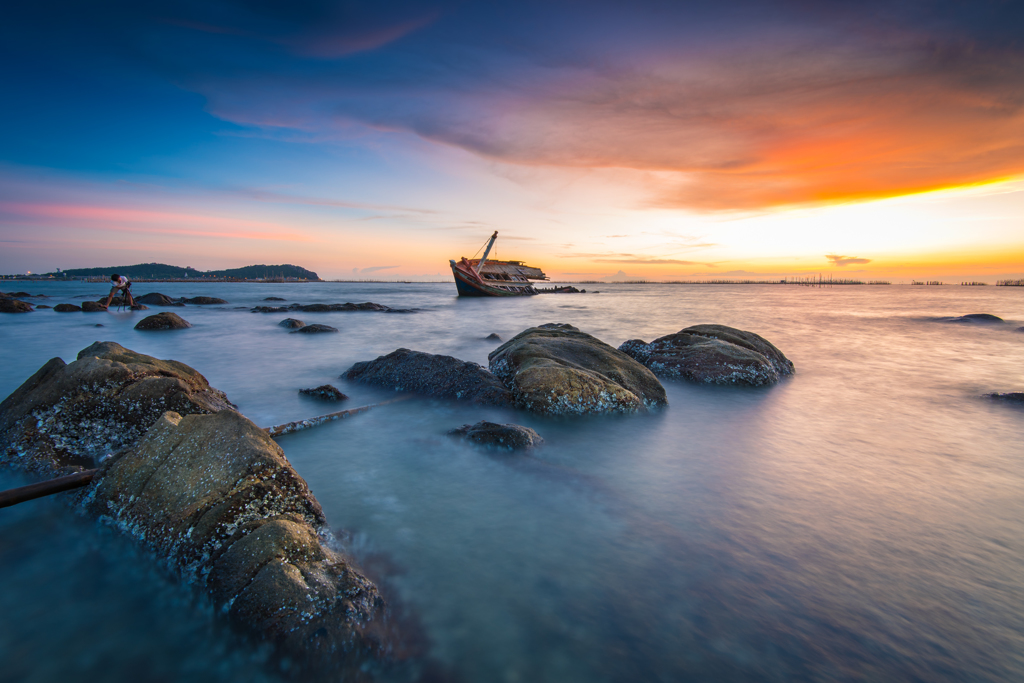 Seascape photographer makes a story.