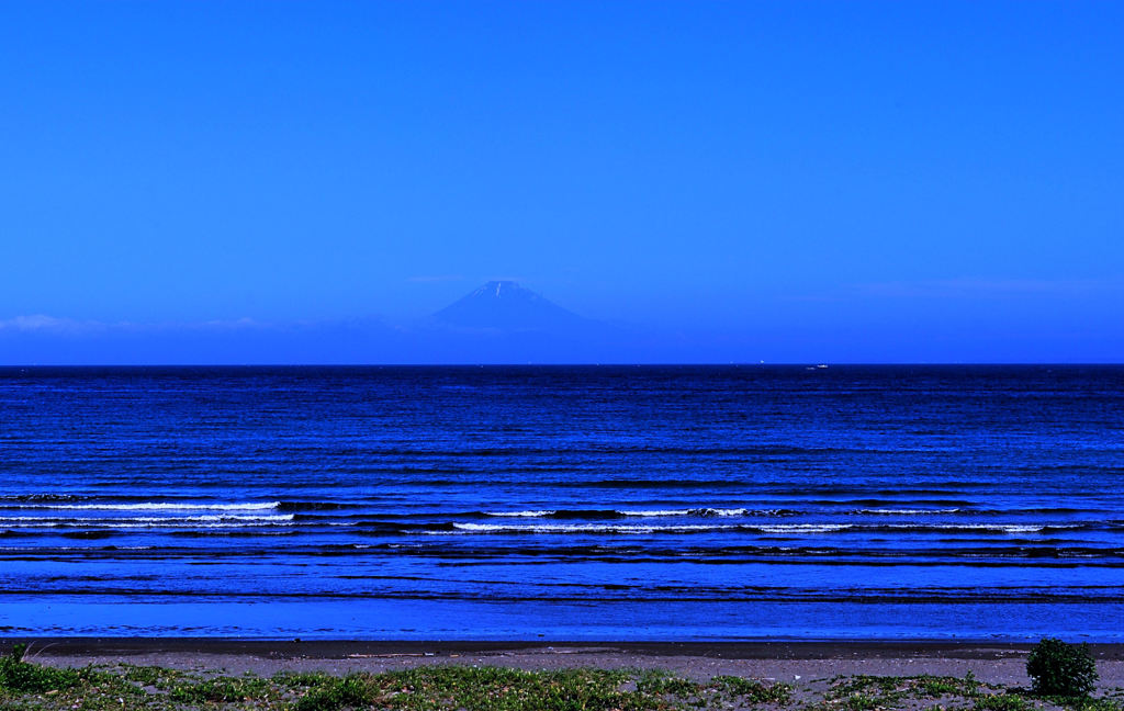 海の向こうに