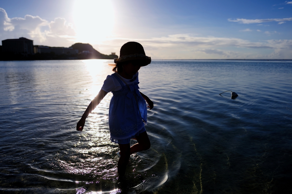 青い海と空と娘