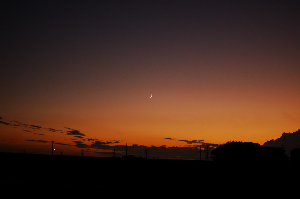 夕闇の三日月