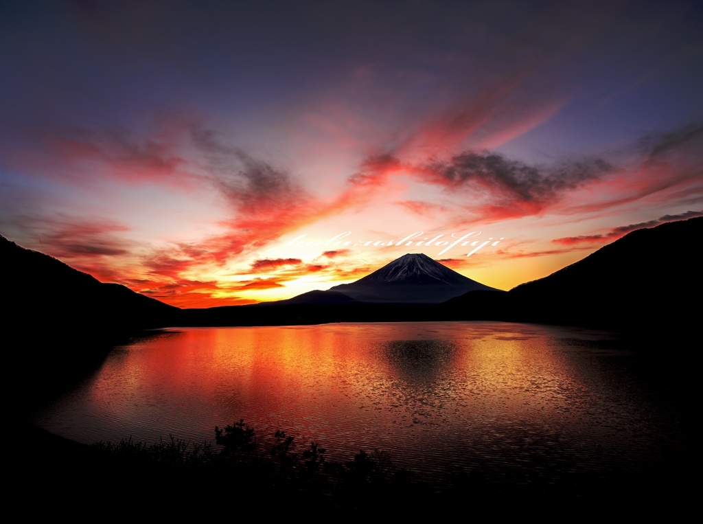 本栖湖の朝彩