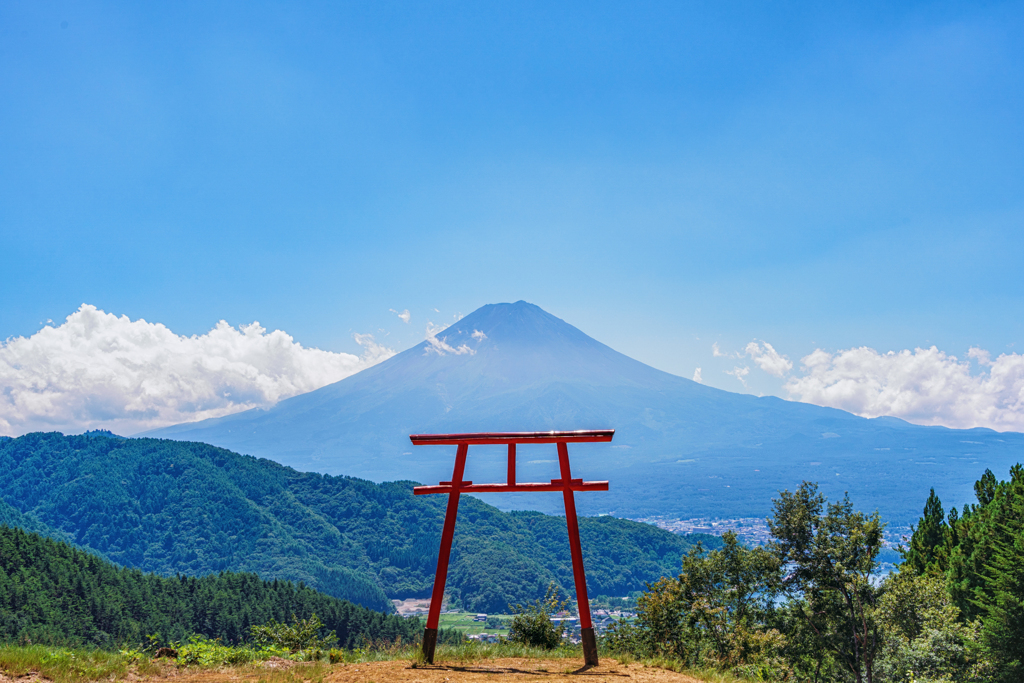 赤い鳥居と青い空