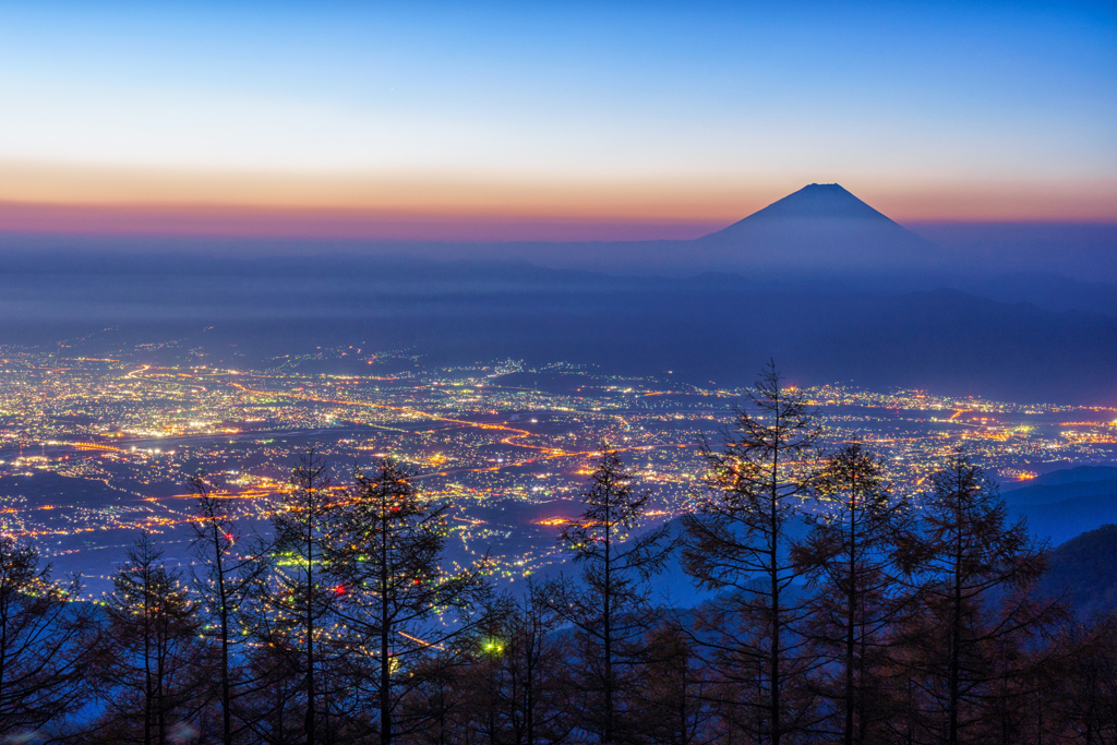 夜景と夜明けの混じる景色