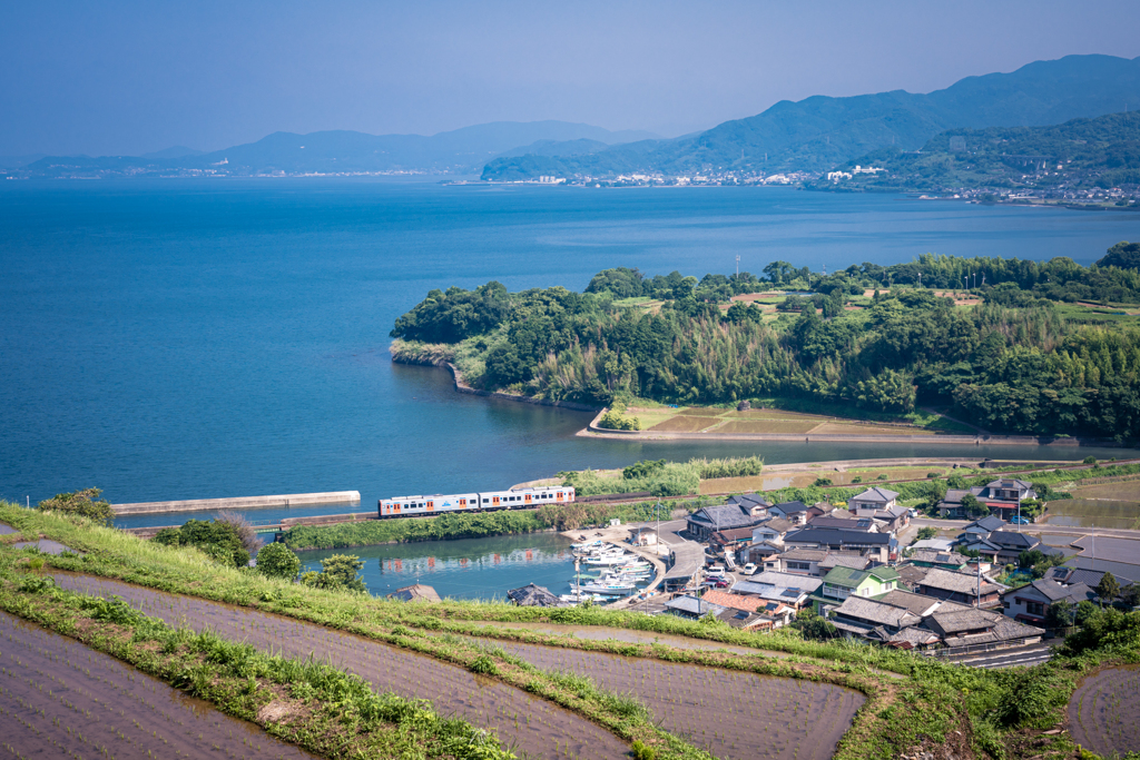 山と海と鉄道を眺める