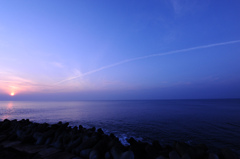日本海、夕日とテトラポットと飛行機雲と、
