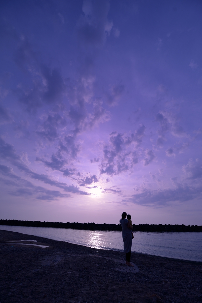 海と夕日と娘と妻と