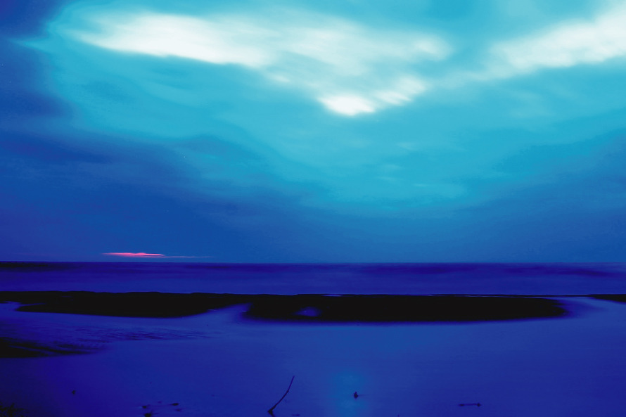 夜明けの海